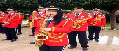 27 Erkeğin Arasında Tek Kadın